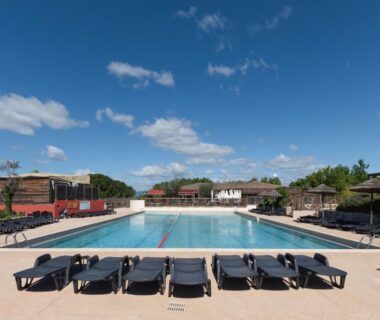 Piscine extérieure avec transats au camping Chez gaby