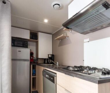 Cuisine équipée dans le mobil home du camping Chez gaby