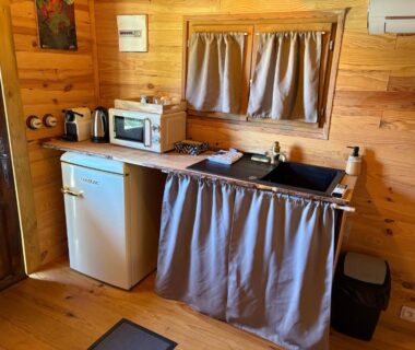 Roulotte kitchenette avec réfrigérateur micro-ondes et évier dans la Chicken roulotte des 3 cèdres