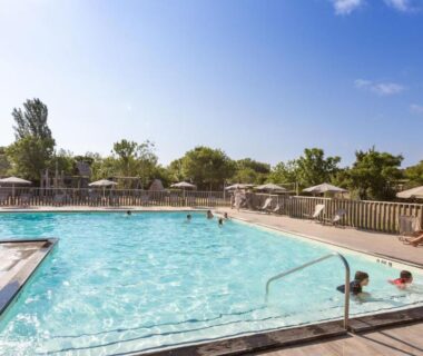 Piscine extérieure avec transats et parasols au CityKamp Angers