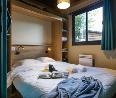 Chambre avec lit double et lits superposés dans le camping CityKamp Angers