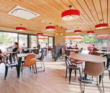 Salle de restaurant lumineuse avec terrasse au CityKamp Angers