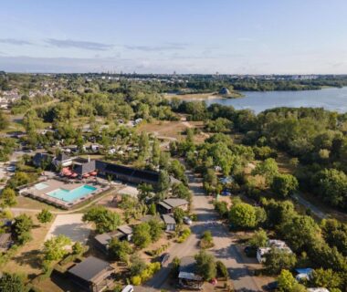 Vue aérienne du camping avec piscine et lac à CityKamp Angers
