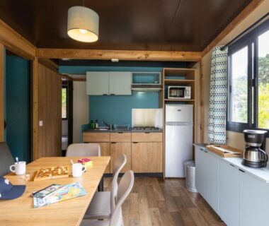 Cuisine équipée et coin repas lumineux dans l'hébergement CityKamp Angers