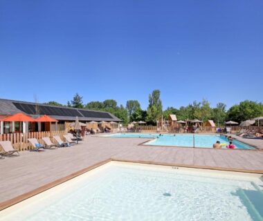 Espace piscine avec deux bassins et transats au CityKamp Angers