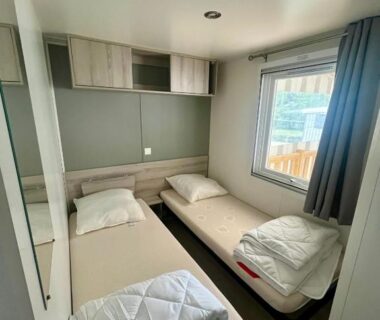Chambre avec deux lits simples et fenêtre dans Clearedtochill Mobilhome 6P Camping Siblu Bois Dormant 4 étoiles
