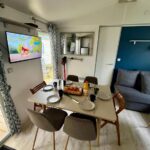 Coin repas dans le mobilhome avec table dressée Clearedtochill Mobilhome 6P Camping Siblu Bois Dormant