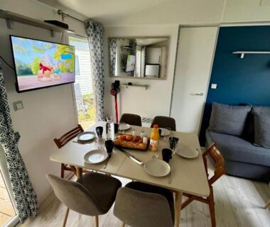 Coin repas dans le mobilhome avec table dressée Clearedtochill Mobilhome 6P Camping Siblu Bois Dormant