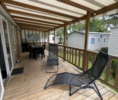 Terrasse couverte en bois avec chaises longues et table du Clearedtochill Mobilhome 6P Camping Siblu Bois Dormant