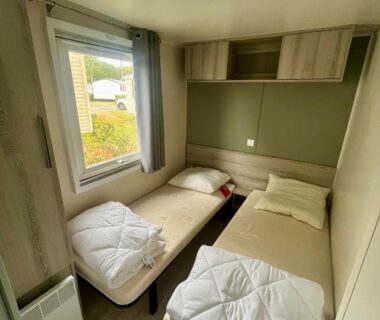 Chambre avec deux lits simples dans le mobilhome Clearedtochill Mobilhome 6P Camping Siblu Bois Dormant 4 étoiles