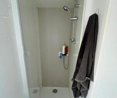 Cabine de douche dans le mobilhome Clearedtochill Mobilhome 6P Camping Siblu Bois Dormant 4 étoiles