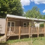 Mobil home avec terrasse en bois dans le camping Clim, piscine, animations, concerts, jeux enfant