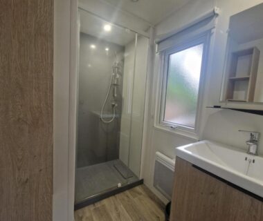 Salle de bain avec douche et lavabo du Clim, piscine, animations, concerts, jeux enfant
