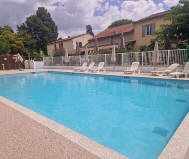 Piscine extérieure avec transats au camping Clim