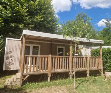 Mobil home avec terrasse en bois dans le camping Clim, piscine, animations, concerts, jeux enfant