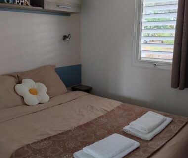 Chambre avec lit double et serviettes dans le Cocon Évasion Claouey Cap Ferret