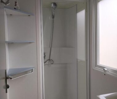 Salle d'eau avec cabine de douche et fenêtre dans le Cocon Évasion claouey Cap ferret