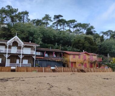 Plage et maisons colorées en bord de dune au Cocon Évasion Claouey Cap Ferret