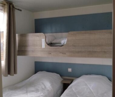 Chambre avec lits superposés et deux lits simples dans le Cocon Évasion claouey Cap ferret