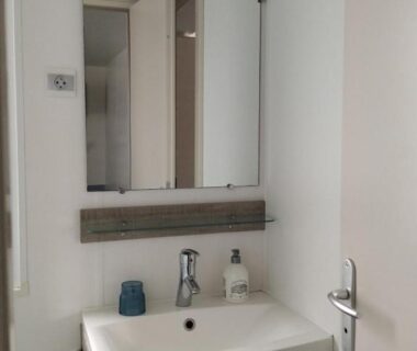 Salle de bains avec lavabo et miroir du Cocon Évasion Claouey Cap Ferret