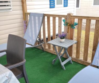 Terrasse avec chaises et petite table au mobil-home Cocon Évasion Claouey Cap Ferret