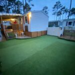 Jardin avec pelouse et terrasse couverte du mobil-home Coeur Des Sables