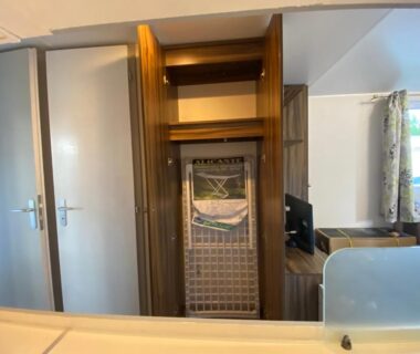 Intérieur du logement avec lavabo et placard au Coeur Des Sables
