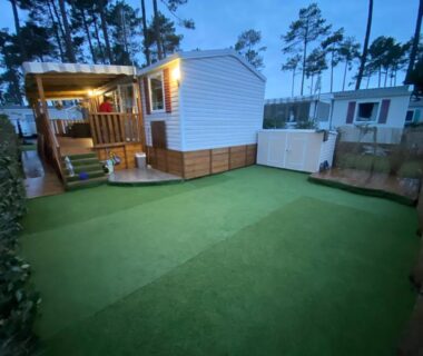 Jardin avec pelouse et terrasse couverte du mobil-home Coeur Des Sables
