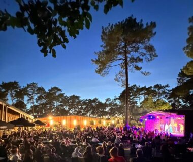 Soirée en plein air avec scène et public au camping Coeur Des Sables