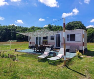 Terrasse et transats sur pelouse devant mobile-home au camping Comme Chez Toi