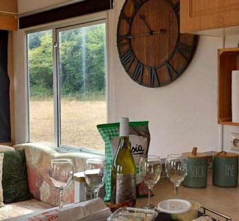 Coin cuisine avec horloge murale dans le mobile-home Comme Chez Toi