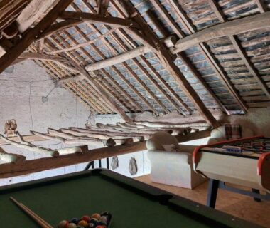 Combles avec billard et poutres apparentes dans le mobile-home Comme Chez Toi