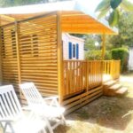 Terrasse en bois avec chaises longues au Comme Chez Vous Au Camping Des Iscles