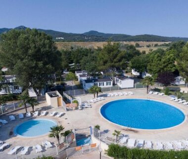 Piscines extérieures circulaires et chaises longues à Comme Chez Vous Au Camping Des Iscles