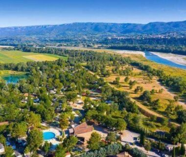 Vue aérienne piscine et rivière au Comme Chez Vous au Camping Des Iscles