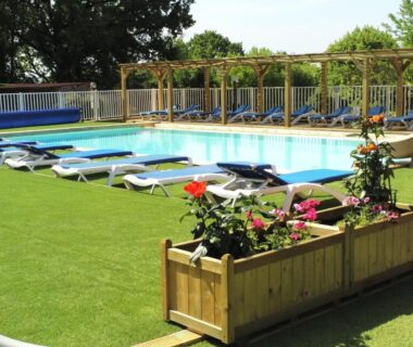 Piscine extérieure avec transats et jardinières au Cop’campétoiles