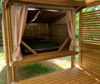 Terrasse en bois avec lit extérieur au Cop’campétoiles