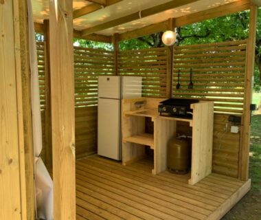 Cuisine extérieure couverte avec frigo et plancha au Cop’campétoiles