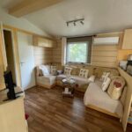 Salon avec banquettes et table basse dans le Coquet mobilehome 8 places