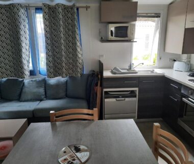 Intérieur avec salon canapé et cuisine équipée du Cordon LMP