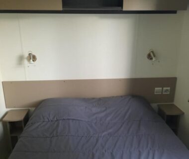 Chambre avec lit double et lampes dans l'hébergement Cordon LMP