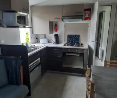 Cuisine avec four et micro-ondes dans le mobil-home Cordon LMP