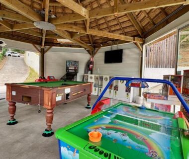 Salle de jeux couverte avec billard et air hockey au Cosy mobil-home wifi clim