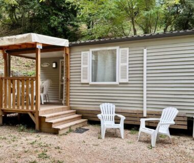 Terrasse avec chaises et climatisation devant mobil-home du Cosy mobil-home wifi clim