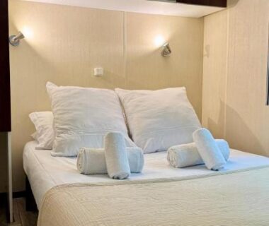 Chambre avec lit double et serviettes dans le Cosy mobil-home wifi clim