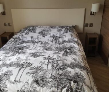 Chambre avec lit double et chevet dans le mobilhome Côte d'Émeraude Mobilhome