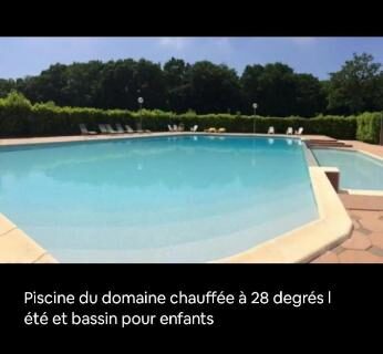 Piscine extérieure avec transats au camping Côte d'Émeraude Mobilhome