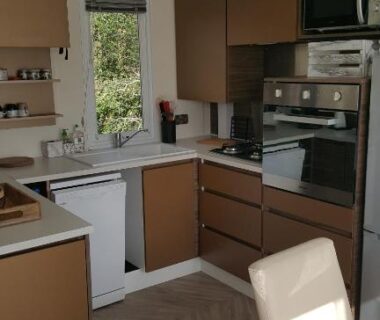 Cuisine équipée dans le mobilhome Côte d'Émeraude Mobilhome