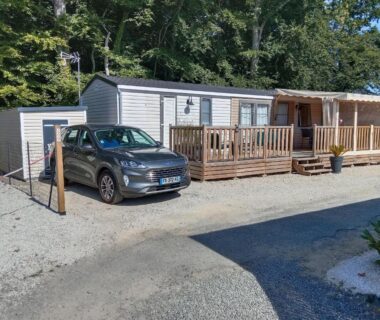 Terrasse en bois et voiture devant mobilhome dans le camping Côte d'Émeraude Mobilhome