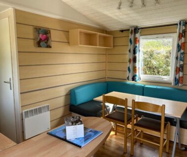 Séjour avec banquette, table et fenêtre du Cottage Essentiel 30m2